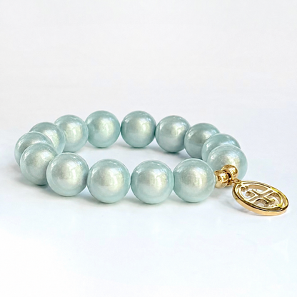 mittleres Perlenarmband auf weissem Hintergrund. soft Aqua