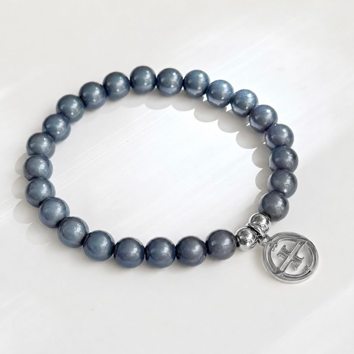 kleines perlenarmband auf weissem Hintergrund.smokey Blue