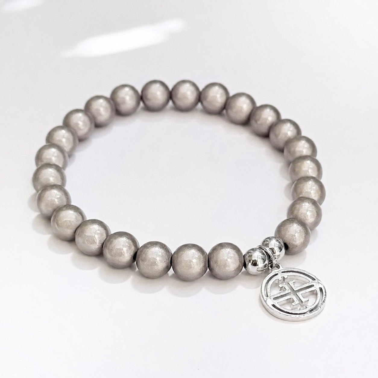 kleines perlenarmband auf weissem Hintergrund .  soft Grey