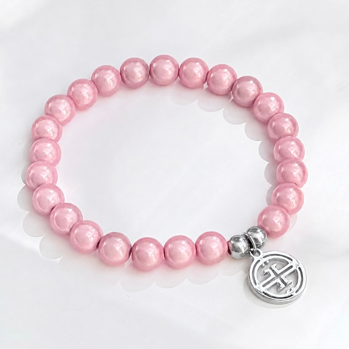 kleines perlenarmband auf weissem Hintergrund .  Blush