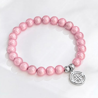 kleines perlenarmband auf weissem Hintergrund .  Blush