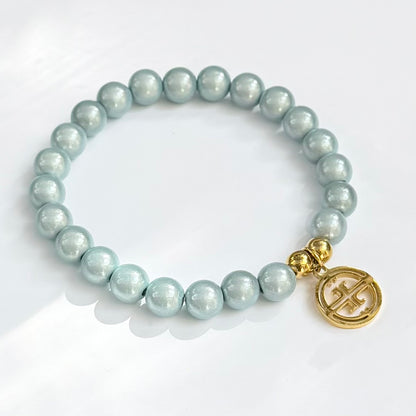 kleines perlenarmband auf weissem Hintergrund.soft Aqua