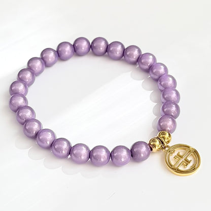 kleines perlenarmband auf weissem Hintergrund.lavendel
