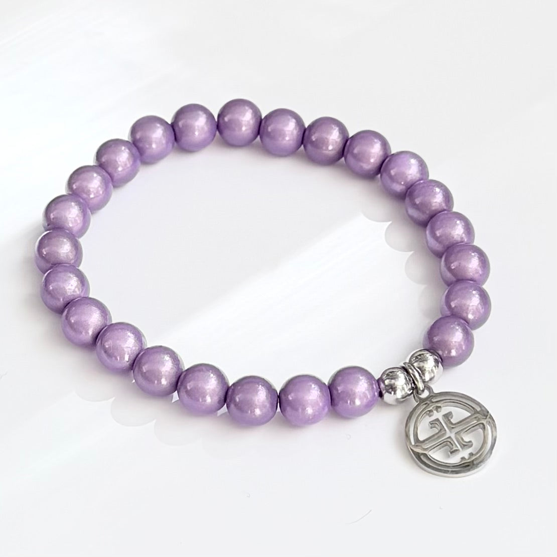 kleines perlenarmband auf weissem Hintergrund.lavendel