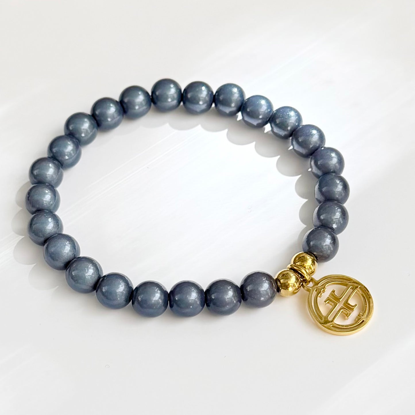kleines perlenarmband auf weissem Hintergrund.smokey Blue
