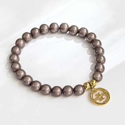 kleines perlenarmband auf weissem Hintergrund.dark taupe
