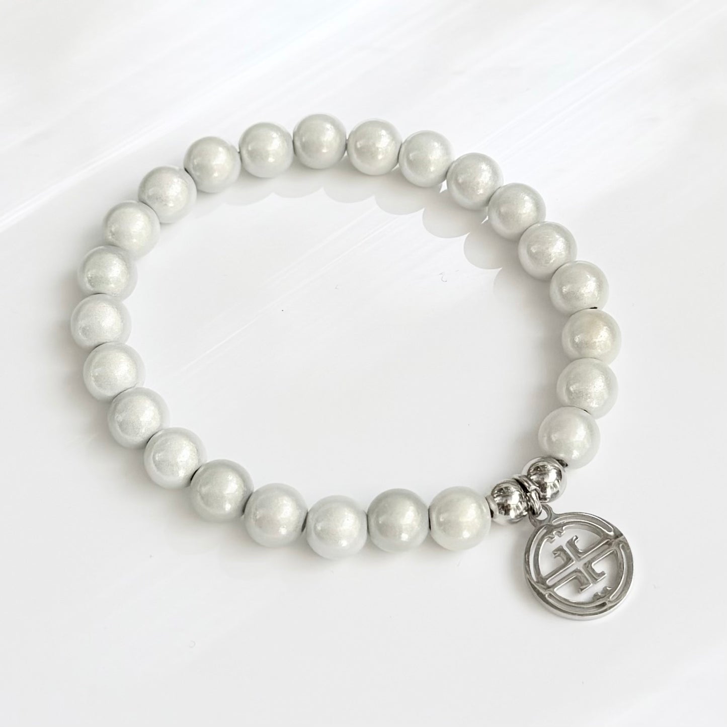 kleines perlenarmband vor weissem Hintergrund. Vintage white