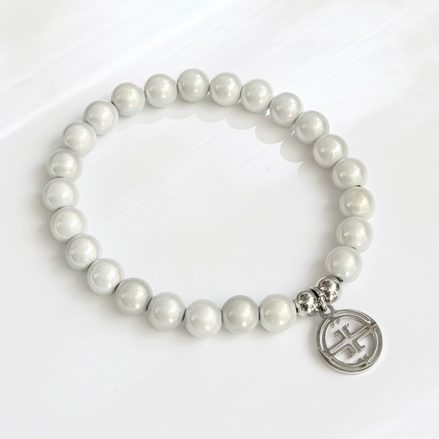 kleines perlenarmband vor weissem Hintergrund. Vintage white