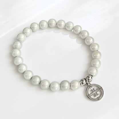 kleines perlenarmband vor weissem Hintergrund. Vintage white