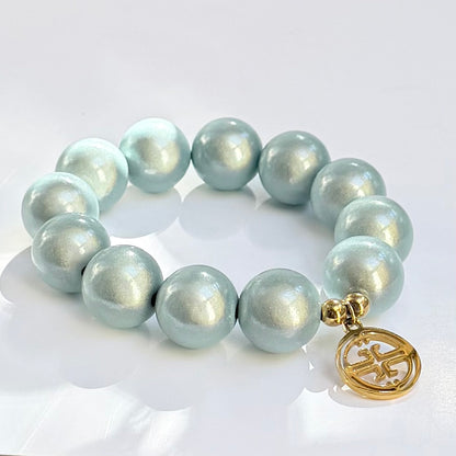 grosses Perlenarmband auf weissem Hintergrund. soft Aqua