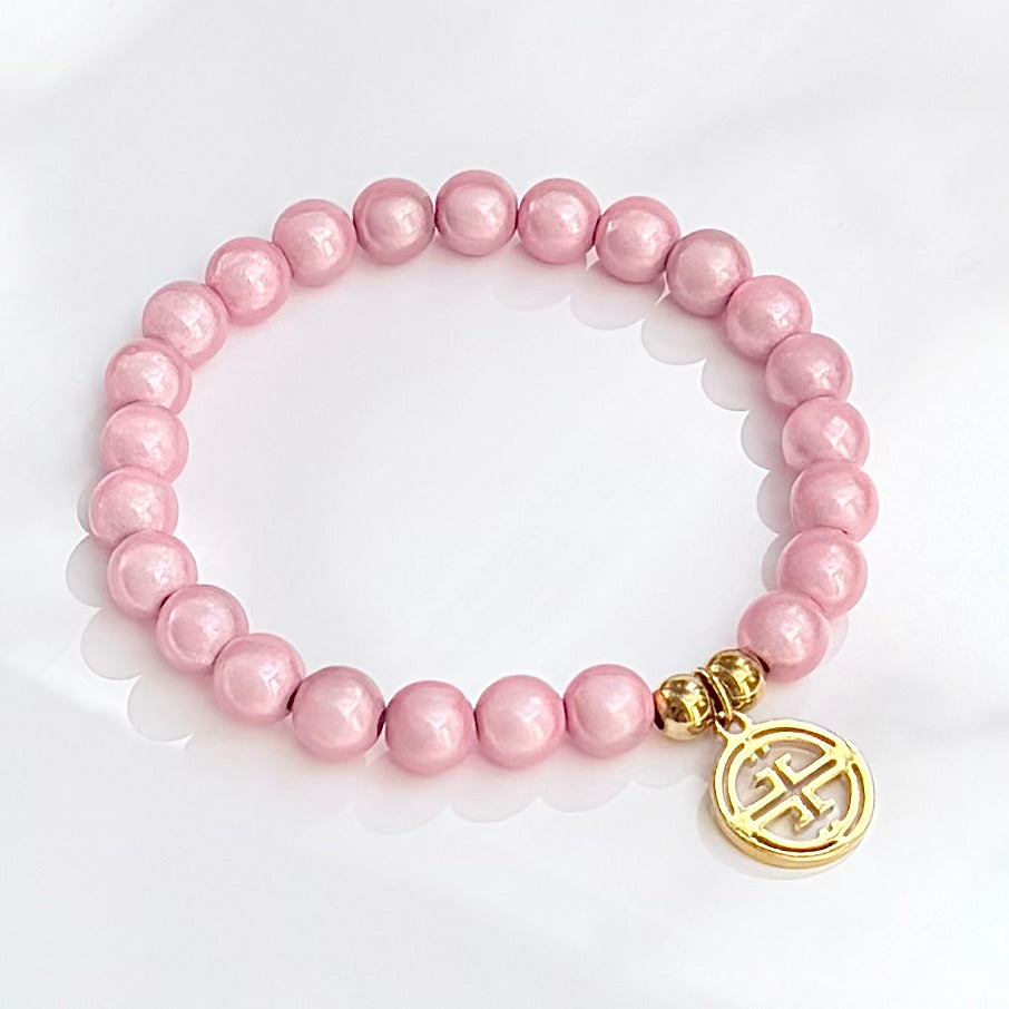 kleines perlenarmband auf weissem Hintergrund .  Blush