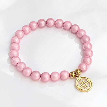 kleines perlenarmband auf weissem Hintergrund .  Blush