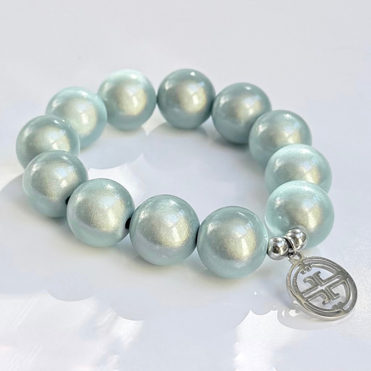 grosses Perlenarmband auf weissem Hintergrund. soft Aqua