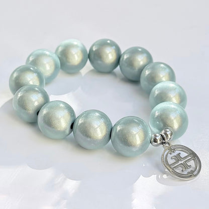 grosses Perlenarmband auf weissem Hintergrund. soft Aqua