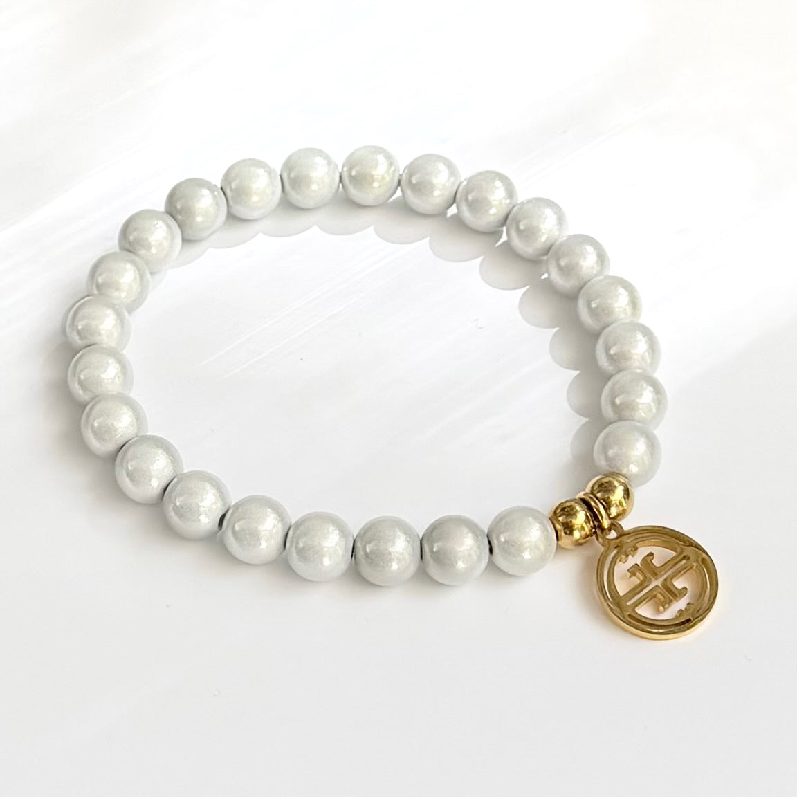 kleines perlenarmband auf weissem Hintergrund .  vintage white