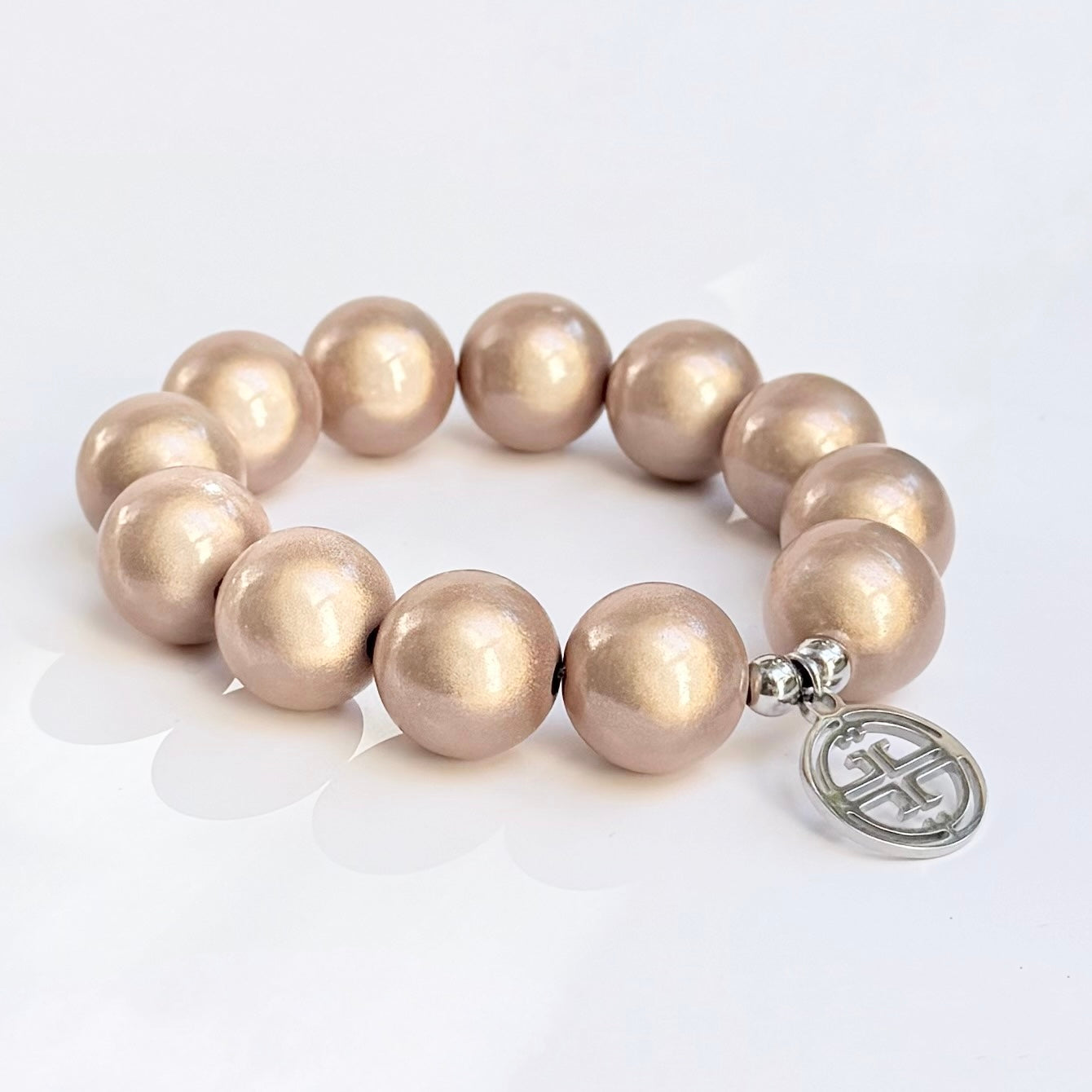 grosses Perlenarmband auf weissem Hintergrund. Frosty nude