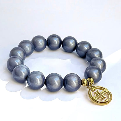 mittleres Perlenarmband auf weissem Hintergrund. smokey Blue