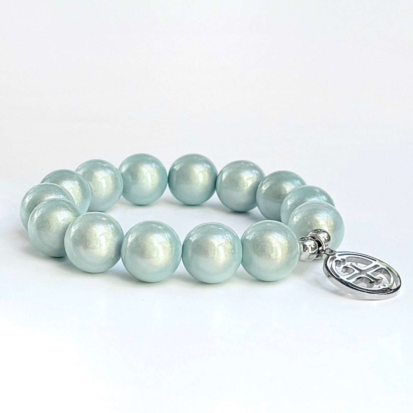 mittleres Perlenarmband auf weissem Hintergrund. soft Aqua