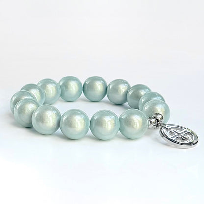 mittleres Perlenarmband auf weissem Hintergrund. soft Aqua