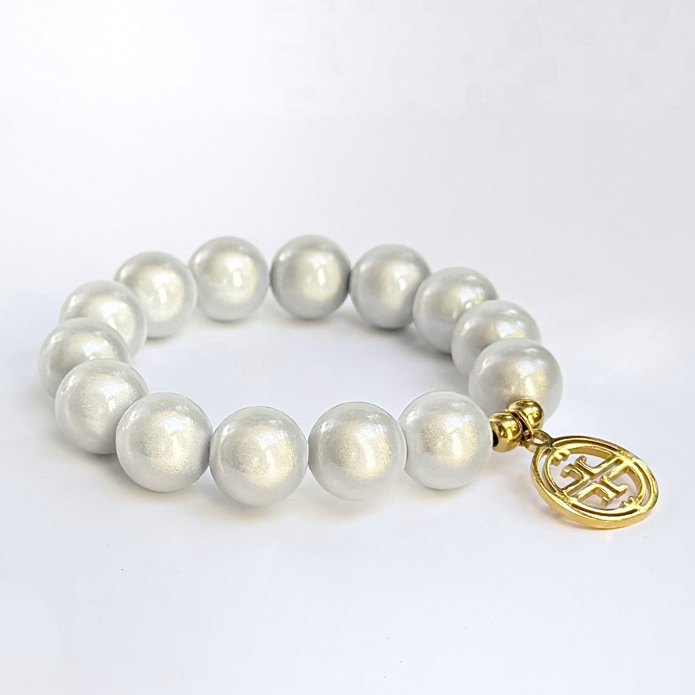 mittleres Perlenarmband auf weissem Hintergrund. Vintage white