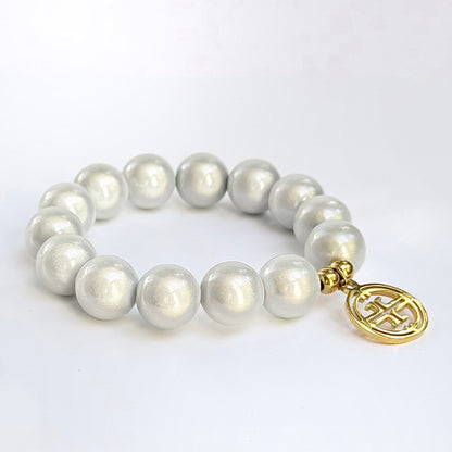 mittleres Perlenarmband auf weissem Hintergrund. Vintage white