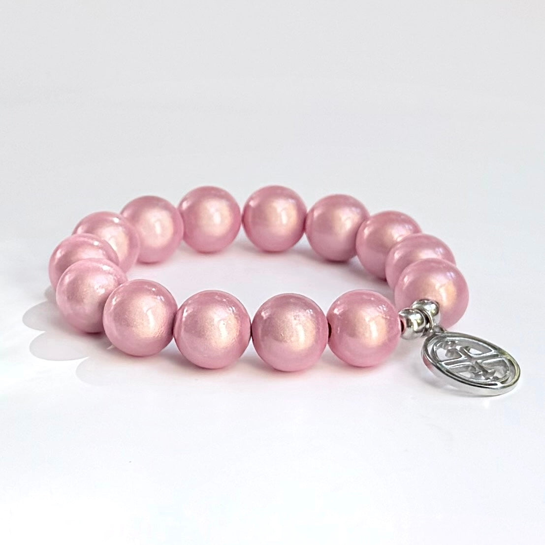 mittleres Perlenarmband auf weissem Hintergrund. Blush