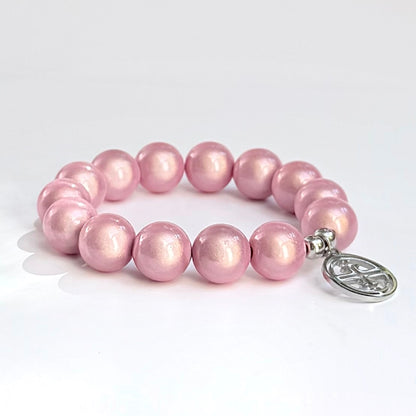 mittleres Perlenarmband auf weissem Hintergrund. Blush