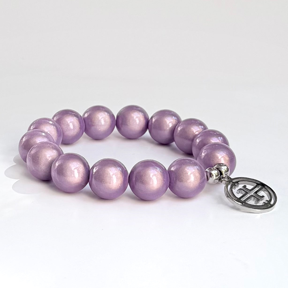 mittleres Perlenarmband auf weissem Hintergrund. Lavendel