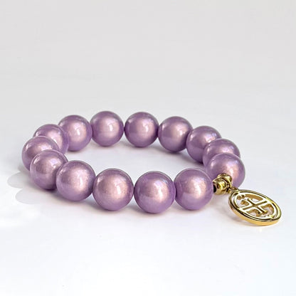 mittleres Perlenarmband auf weissem Hintergrund. Lavendel