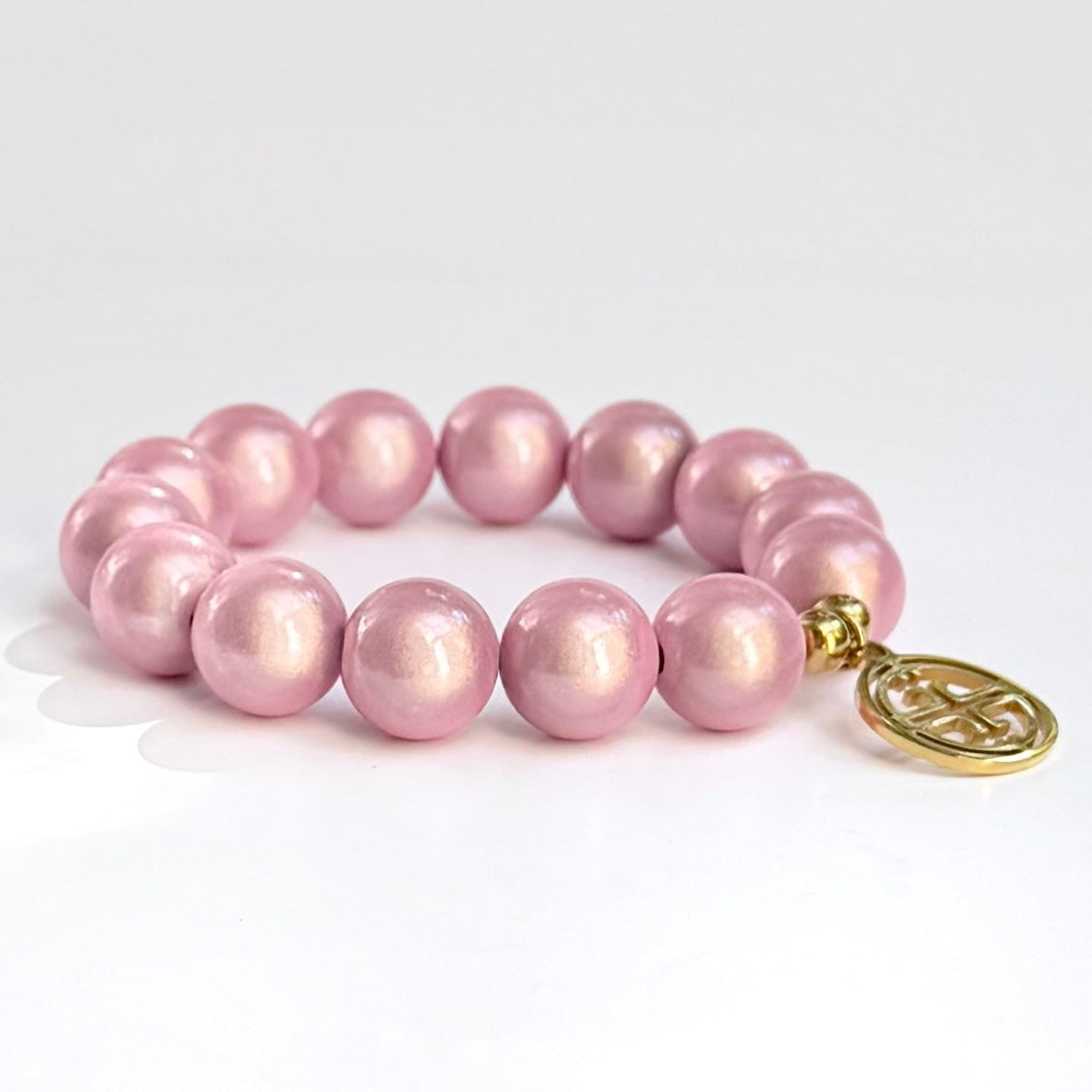 mittleres Perlenarmband auf weissem Hintergrund. Blush