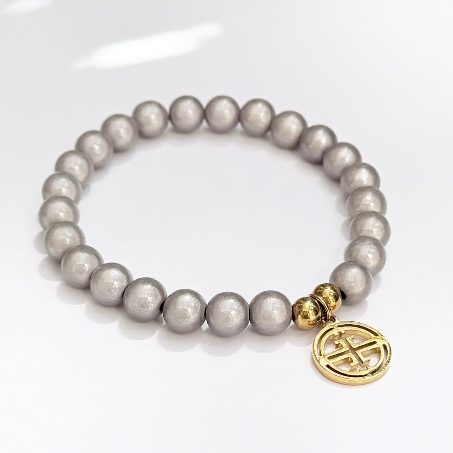kleines perlenarmband auf weissem Hintergrund .  soft Grey
