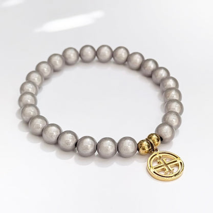 kleines perlenarmband auf weissem Hintergrund .  soft Grey