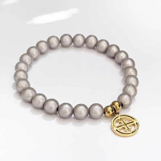 kleines perlenarmband auf weissem Hintergrund .  soft Grey