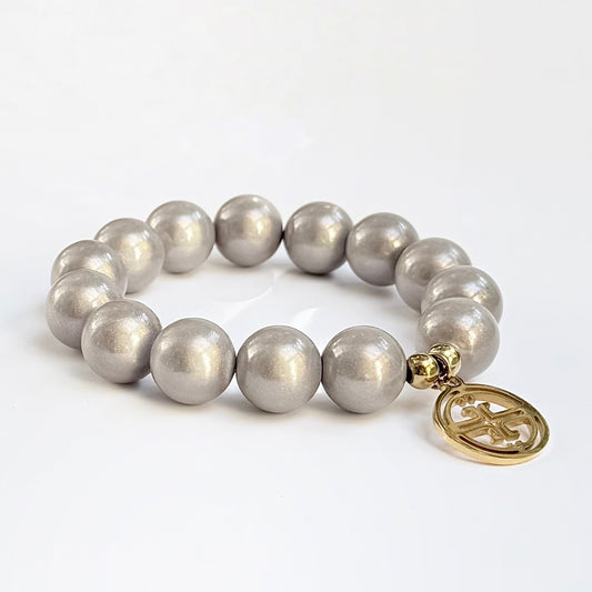 mittleres Perlenarmband auf weissem Hintergrund. soft grey