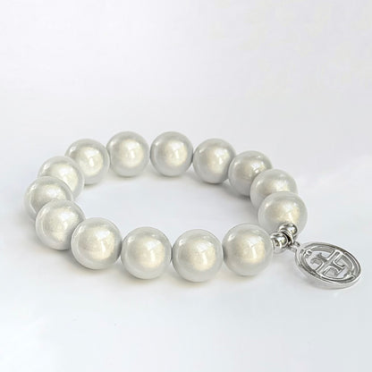 mittleres Perlenarmband auf weissem Hintergrund. Vintage white
