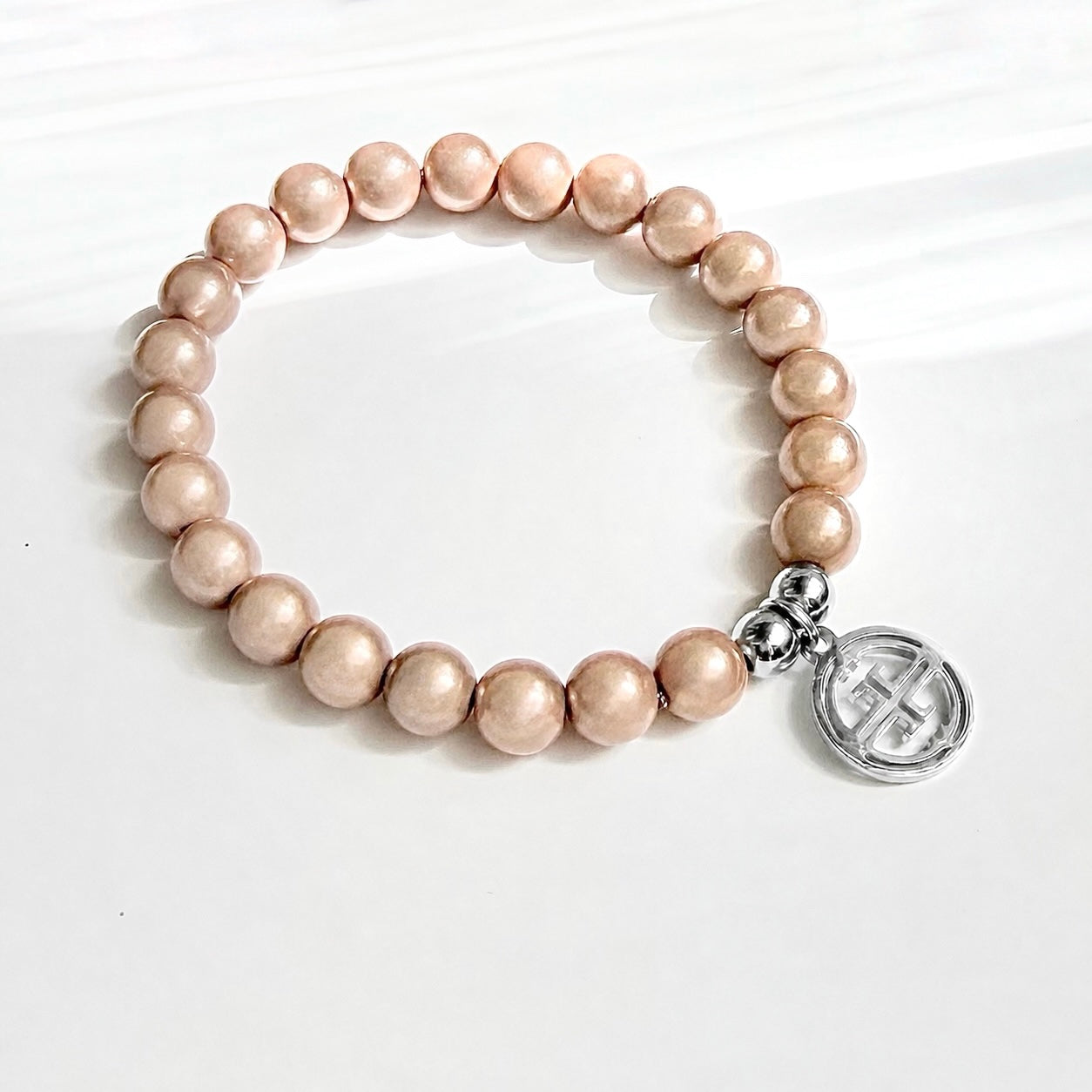 kleines perlenarmband auf weissem Hintergrund .  Frosty Nude