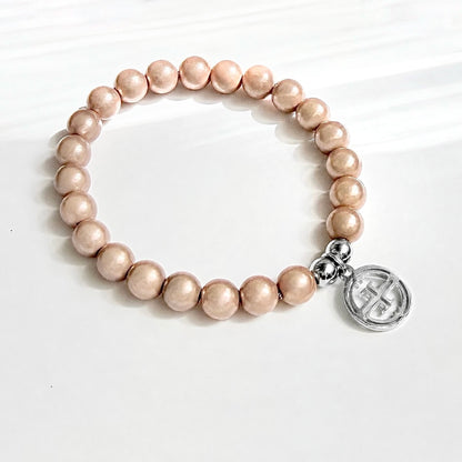 kleines perlenarmband auf weissem Hintergrund .  Frosty Nude