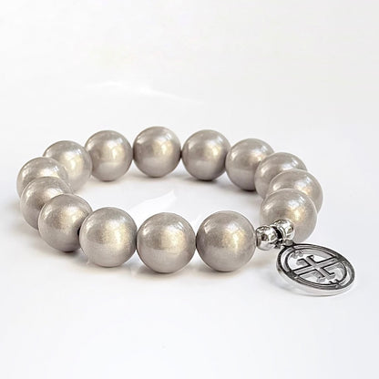 mittleres Perlenarmband auf weissem Hintergrund. soft Grey