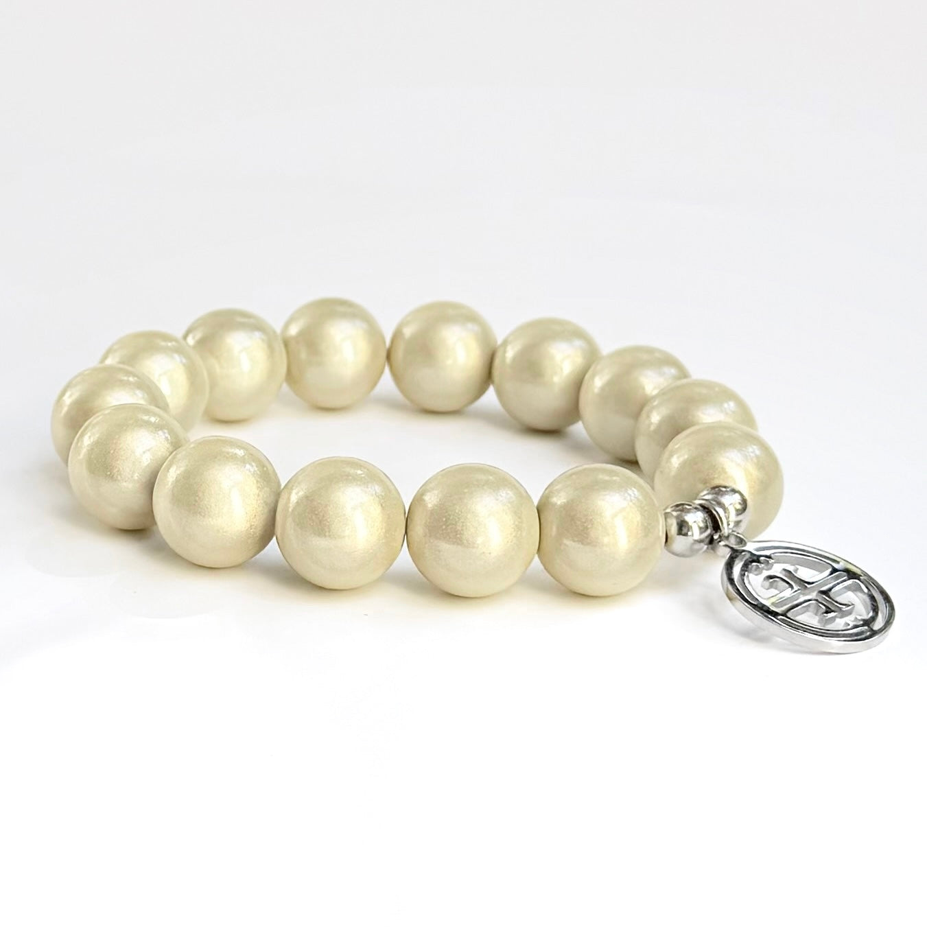 mittleres Perlenarmband auf weissem Hintergrund. champagne
